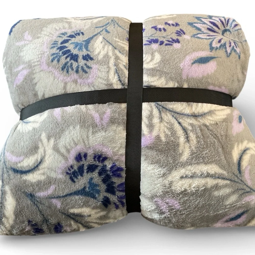 - 🌸 Vera Bradley NWT  50”x80 Throw Blanket
